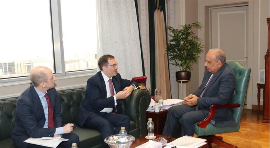 وزير الكهرباء يبحث مع سفير بريطانيا بالقاهرة الفرص الاستثمارية بمجالات الطاقة المتجددة